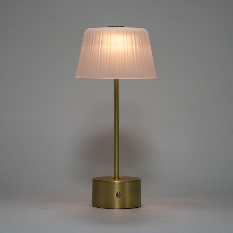 Lampa boird in -athluchtaithe faoi stiúir cón óir