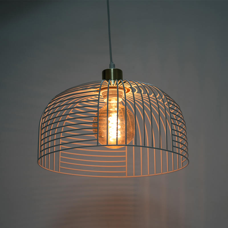 Solas éanúil ag sceitheadh ​​chandelier iarainn