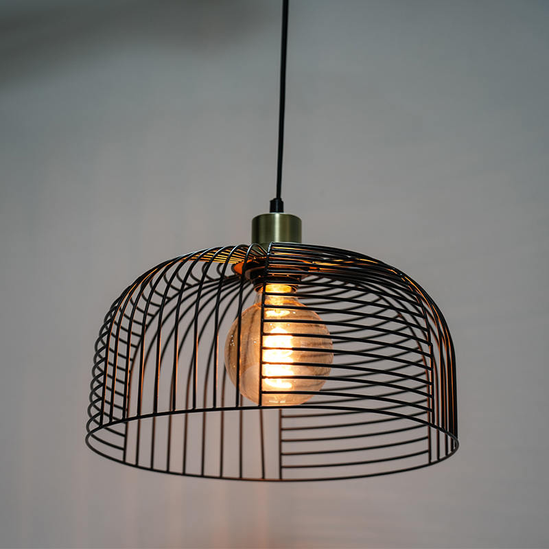 Solas éanúil ag sceitheadh ​​chandelier iarainn