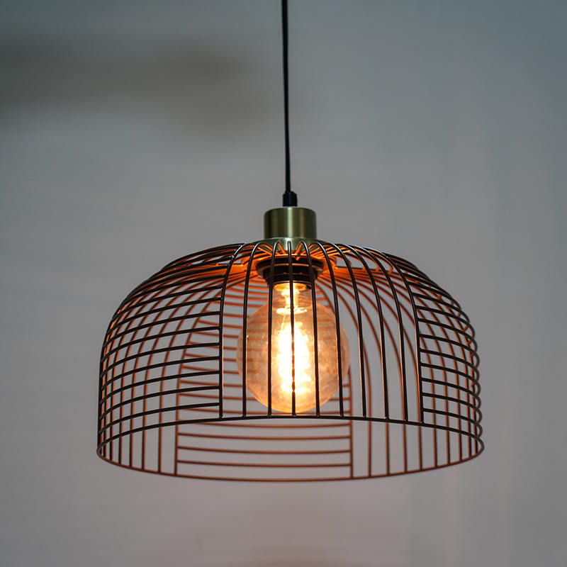 Solas éanúil ag sceitheadh ​​chandelier iarainn