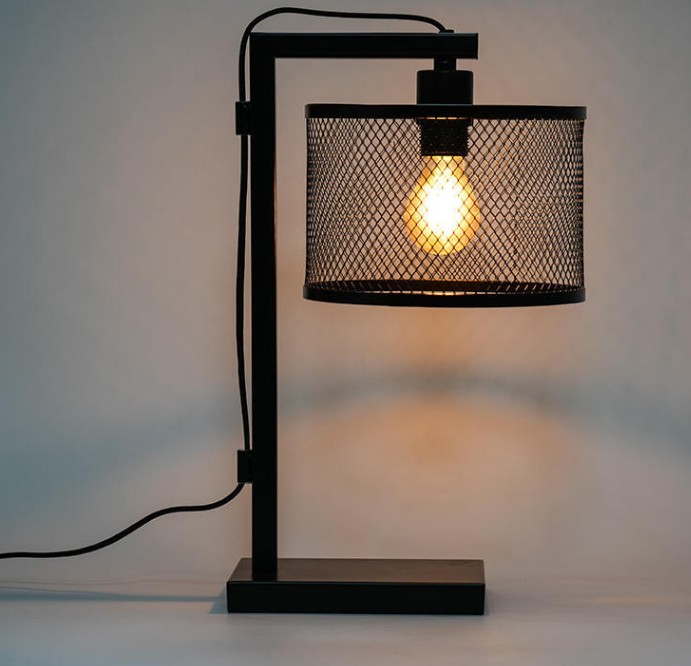 Cén chaoi a gcinntíonn an lampa tábla maisiúla iarann ​​saoirsithe cobhsaíocht agus marthanacht an táirge?
