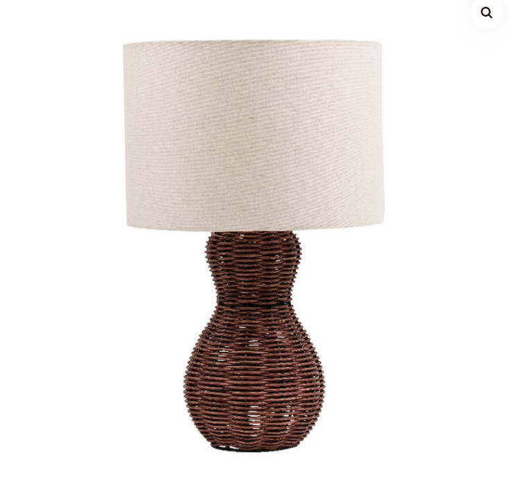Cad iad na buntáistí a bhaineann le lampa tábla ealaíne rattan lámhdhéanta i dtéarmaí cosaint chomhshaoil ​​agus inbhuanaitheachta?