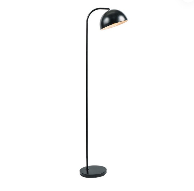 Cad é an cumas ualach a bhaineann le hábhar miotail an lampa urláir mhiotail dhubh, agus cad iad na gnéithe de shábháilteacht agus iontaofacht is féidir a chinntiú?